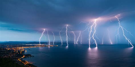 Lightning strike .